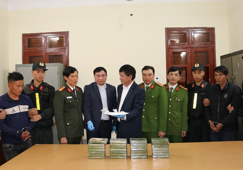 Đồng chí Trần Quốc Cường, Ủy viên Trung ương Đảng, Bí thư Tỉnh ủy và đồng chí Lê Thành Đô, Chủ tịch Ủy ban nhân dân tỉnh Điện Biên động viên cán bộ, chiến sĩ Công an Điện Biên đã triệt phá thành công Chuyên án ma túy chung giữa Công an tỉnh Điện Biên và Công an các tỉnh Bắc Lào.