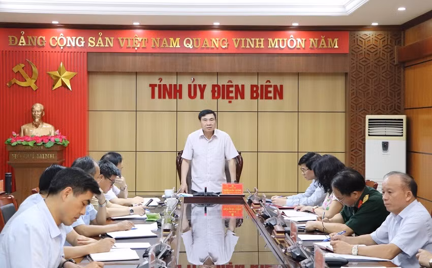 Đồng chí Trần Quốc Cường, Bí thư Tỉnh ủy, Trưởng Ban Chỉ đạo Phòng chống tham nhũng, tiêu cực tỉnh Điện Biên phát biểu chỉ đạo tại cuộc họp Ban Chỉ đạo.