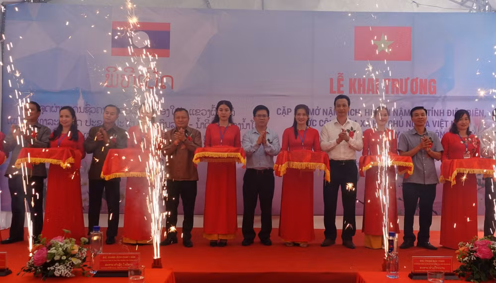 Đại diện lãnh đạo Bộ Ngoại giao hai nước, lãnh đạo hai tỉnh Điện Biên, Phong Sa Ly cắt băng khai trương lối mở Nậm Đích-Huổi Hịa.