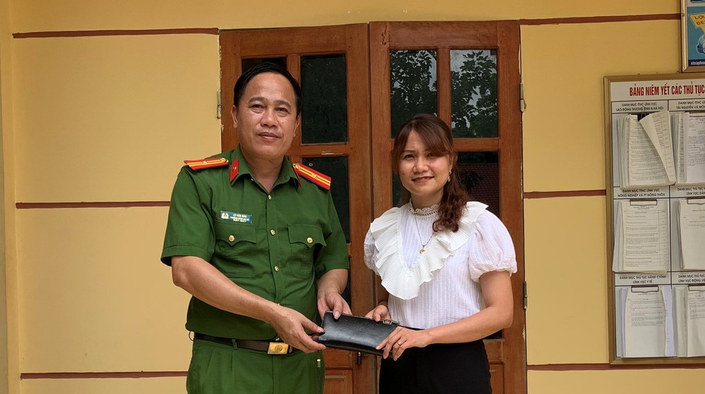 Ngay khi hoàn thiện thủ tục xác minh, Cán bộ Công an xã Núa Ngam trao trả tài sản cho công dân.