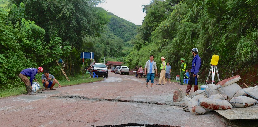 Hiện tại chỉ người đi bộ được lưu thông qua cầu Nậm Nhé II.