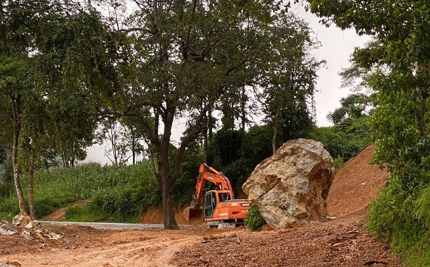 Việc khắc phục sạt lở trên tuyến quốc lộ 279 từ thành phố Điện Biên Phủ đi Cửa khẩu Quốc tế Tây Trang rất khó khăn.