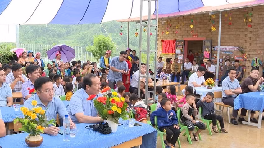 Rất đông người dân bản Háng Tàu tham dự lễ khởi công xây dựng công trình nước sinh hoạt.