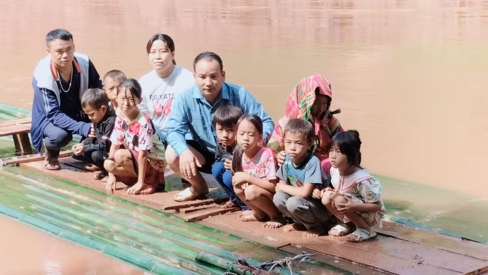 Khi chưa có cầu tạm, học sinh, giáo viên và người dân trong huyện Mường Nhé phải dùng bè tre làm phương tiện qua suối. Khi chưa có cầu tạm, học sinh, giáo viên và người dân trong huyện Mường Nhé phải dùng bè tre làm phương tiện qua suối.