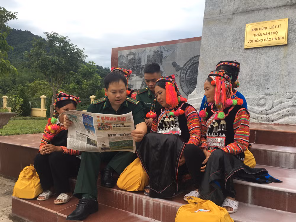 Bộ đội Biên phòng Điện Biên cùng bà con dân tộc Hà Nhì, huyện Mường Nhé, tìm đọc các chủ trương, chính sách từ báo Đảng.