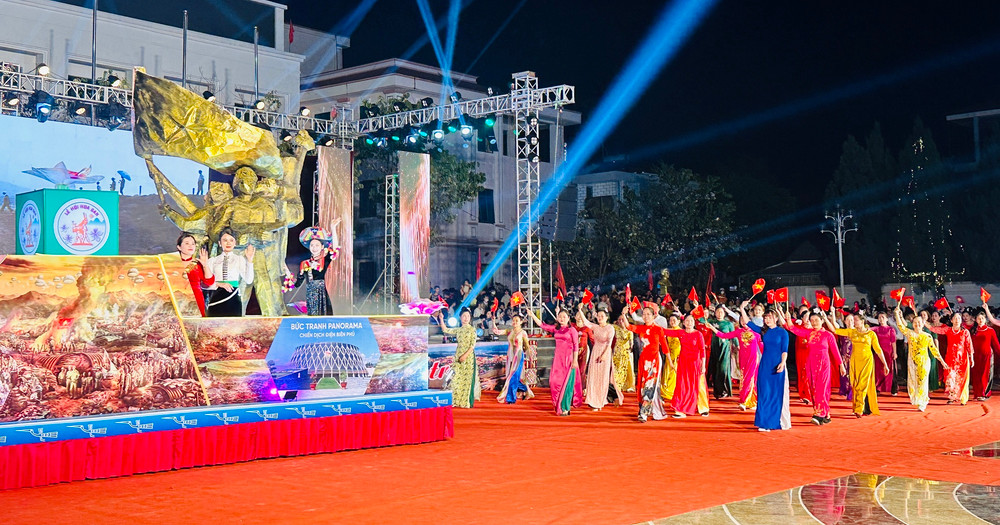 Xe mô hình mang biểu tượng Tượng đài chiến thắng Điện Biên Phủ dẫn đầu đoàn diễu hành xuất phát từ quảng trường Him Lam.