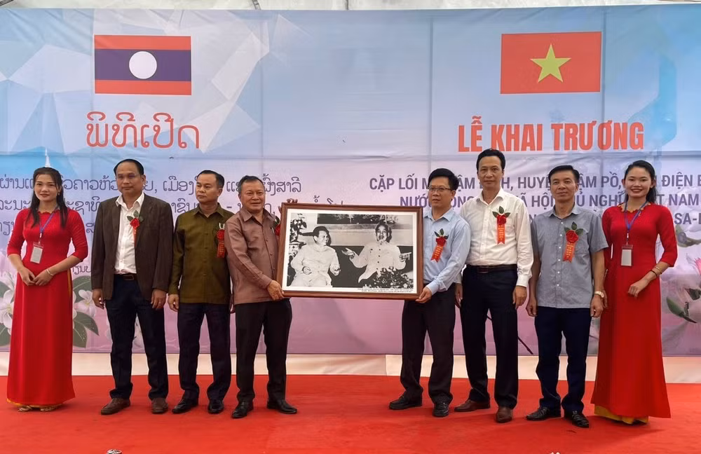 Đồng chí Phạm Đức Toàn, trao bức tranh Chủ tịch Hồ Chí Minh và Chủ tịch Cay-xỏn Phôm-vi-hản tặng Đảng bộ, chính quyền và nhân dân tỉnh Phong Sa Ly.