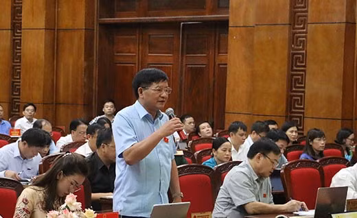 Đồng chí Lê Thành Đô, Phó Bí thư Tỉnh ủy, Chủ tịch Ủy ban nhân dân tỉnh Điện Biên giải trình ý kiến của đại biểu tại kỳ họp.