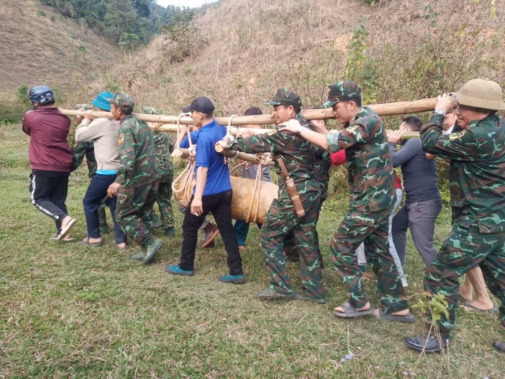 Lực lượng chức năng di chuyển quả bom.