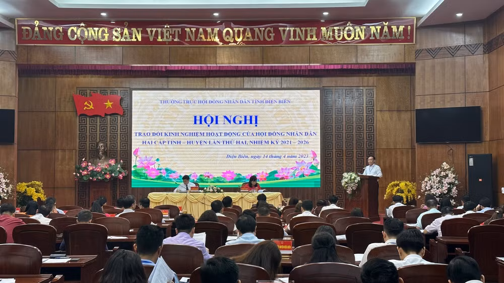 Đại biểu tham luận tại hội nghị.