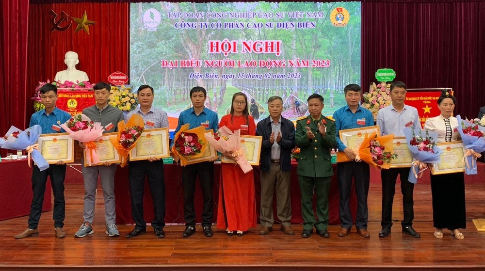 Lãnh đạo Tập đoàn Công nghiệp Cao su Việt Nam trao Bằng khen tặng các tập thể, cá nhân có thành tích xuất sắc trong phong trào thi đua.