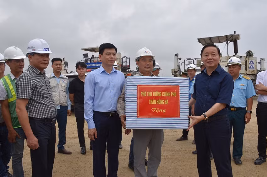 Phó Thủ tướng Chính phủ Trần Hồng Hà tặng quà, động viên các đơn vị thi công Cảng Hàng không Điện Biên.