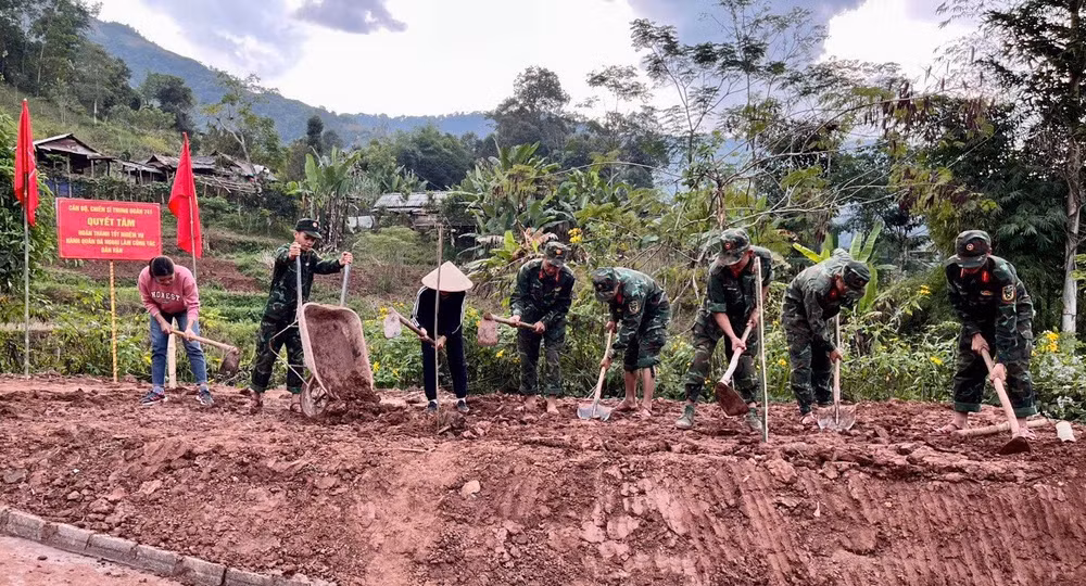 Cán bộ, chiến sĩ Trung đoàn 741 cùng nhân dân xã Mường Toong làm đường liên bản. Cán bộ, chiến sĩ Trung đoàn 741 cùng nhân dân xã Mường Toong làm đường liên bản.