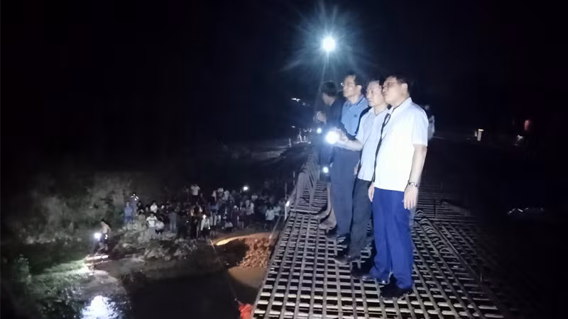 Đồng chí Nghiêm Xuân Cường, Phó Chủ tịch Ủy ban nhân dân tỉnh Quảng Ninh cùng lãnh đạo huyện Hải Hà tại hiện trường chỉ đạo tìm kiếm.