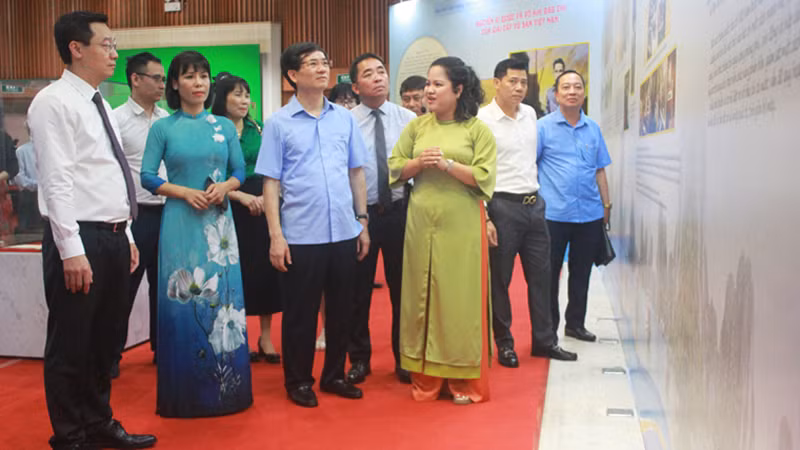 Các đại biểu tham quan Triển lãm.