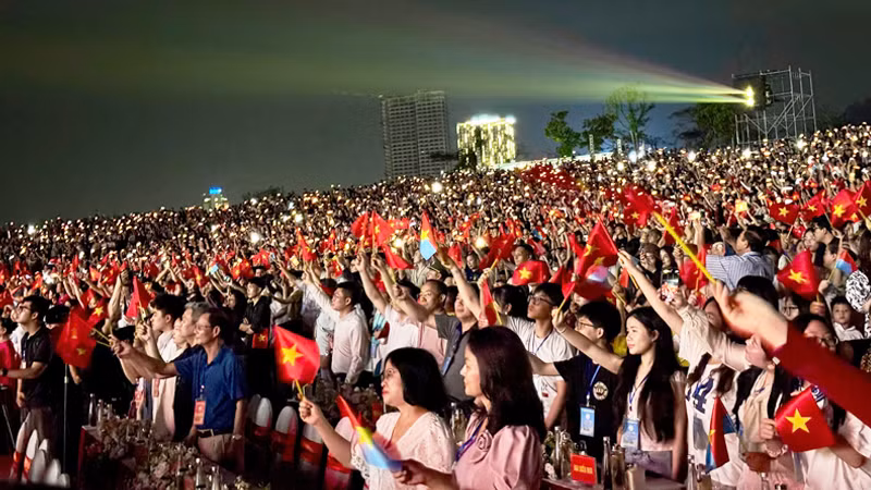 Đông đảo người dân và du khách tham dự lễ khai mạc Carnaval Hạ Long 2025.