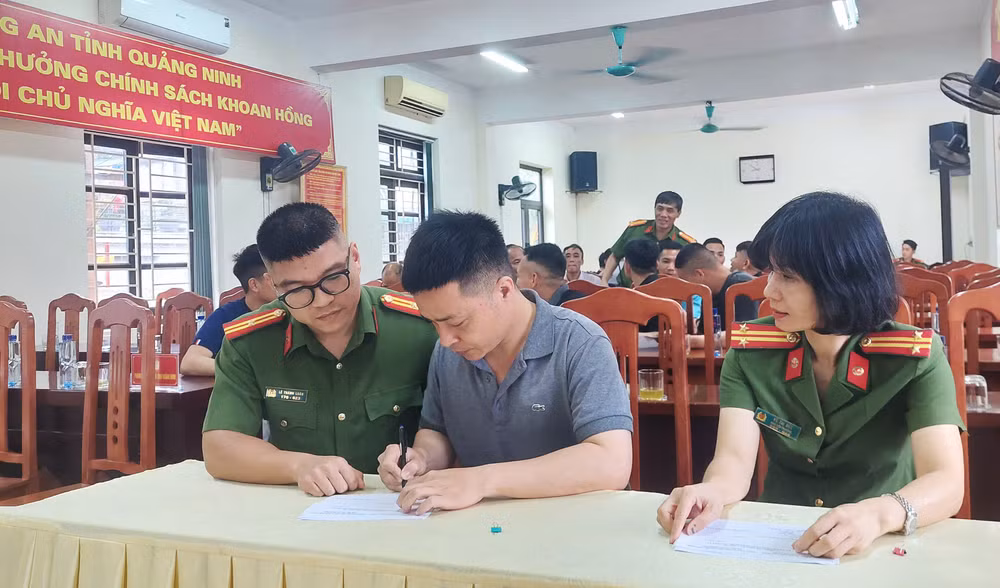 Cán bộ Trại tạm giam Công an tỉnh Quảng Ninh thực hiện các thủ tục hoàn thiện chế độ, quyền lợi cho người được đặc xá.