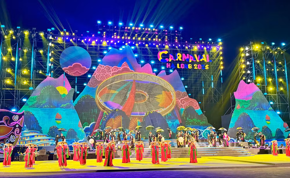 Tiết mục "Mời trầu" tái hiện làn điệu Quan họ Bắc Ninh. Tiết mục "Mời trầu" tái hiện làn điệu Quan họ Bắc Ninh.