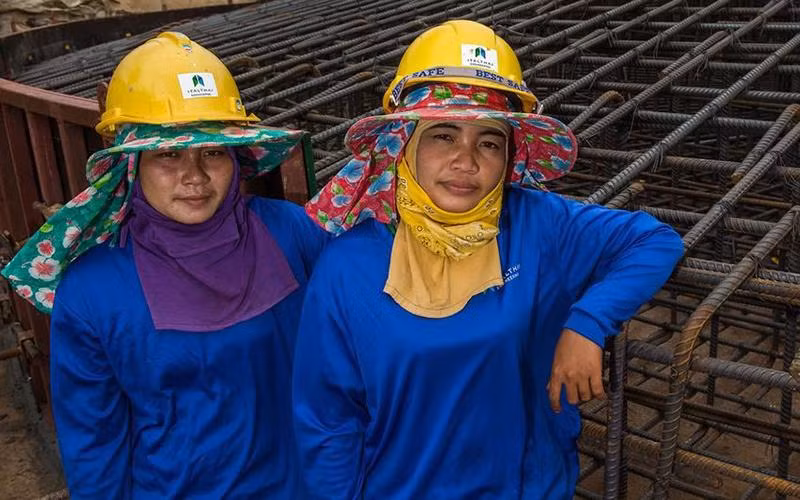 Các nữ công nhân xây dựng trên công trường điện gió ở Thái Lan. (Ảnh ADB)