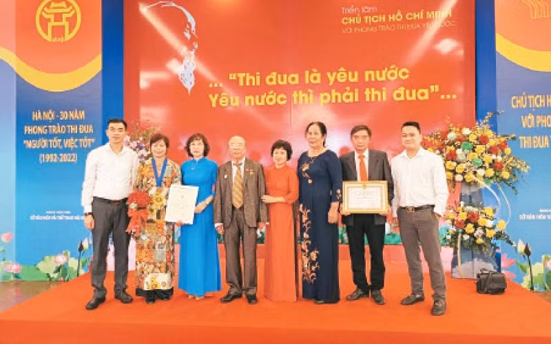 Bà Đặng Thị Cuối (thứ hai từ trái sang) tại lễ vinh danh Công dân Thủ đô ưu tú năm 2022.