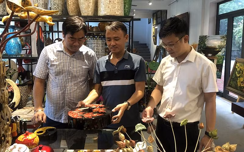 Giới thiệu sản phẩm đồ thủ công mỹ nghệ tại Công ty TNHH Phúc Cường, xã Duyên Thái, huyện Thường Tín (Hà Nội).