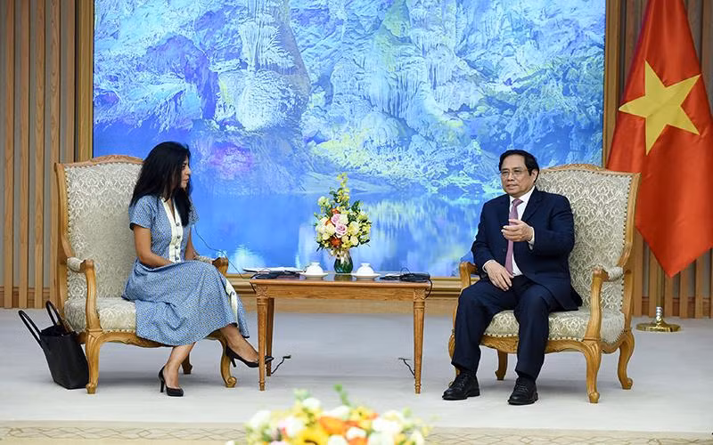 Thủ tướng Phạm Minh Chính tiếp Trưởng Đoàn giám sát của Quỹ Tiền tệ quốc tế (IMF) Era Dabla-Norris. (Ảnh TRẦN HẢI)