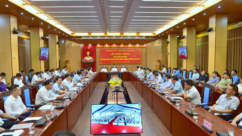 Phó Thủ tướng Chính Phủ Trần Hồng Hà dự Lễ phát động thi đua cao điểm “500 ngày đêm hoàn thành 3.000km đường bộ cao tốc” tại điểm cầu Tuyên Quang.