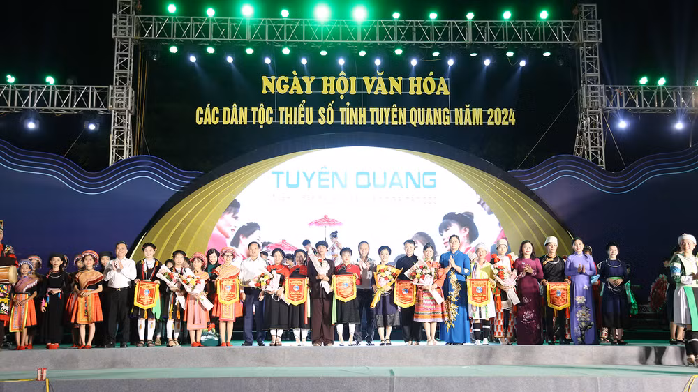 Lãnh đạo tỉnh Tuyên Quang trao cờ lưu niệm và tặng hoa cho các đoàn tham dự ngày hội.