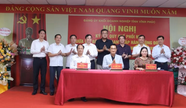 Ký Quy chế phối hợp giữa Bí thư Chi bộ, Chủ tịch Công đoàn với Tổng giám đốc Công ty.