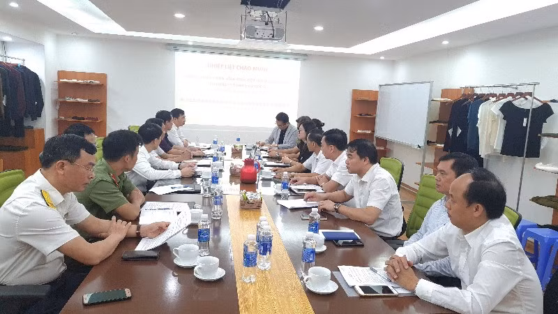 Đoàn công tác của tỉnh Vĩnh Phúc làm việc với Ban lãnh đạo Công ty.