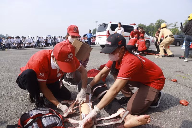 Diễn tập tình huống sơ cấp cứu tai nạn giao thông.