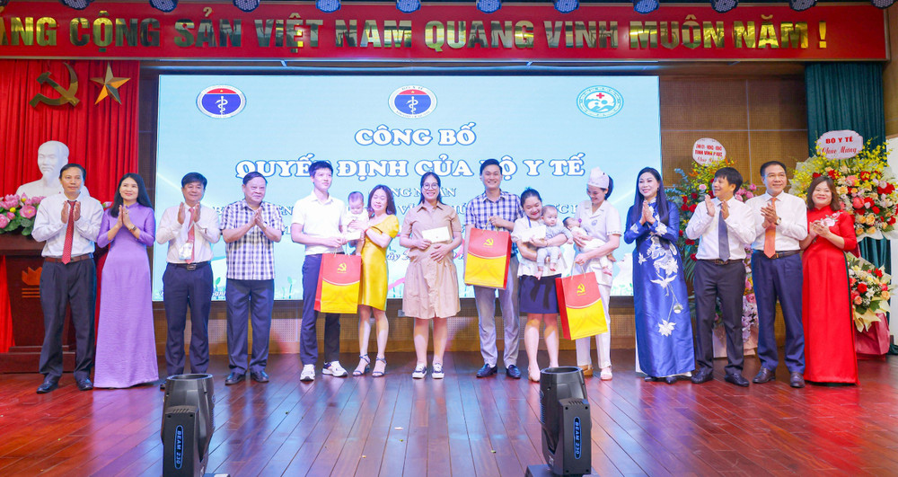 Bí thư Tỉnh ủy Hoàng Thị Thúy Lan tặng quà cho các cặp vợ chồng vô sinh, hiếm muộn.