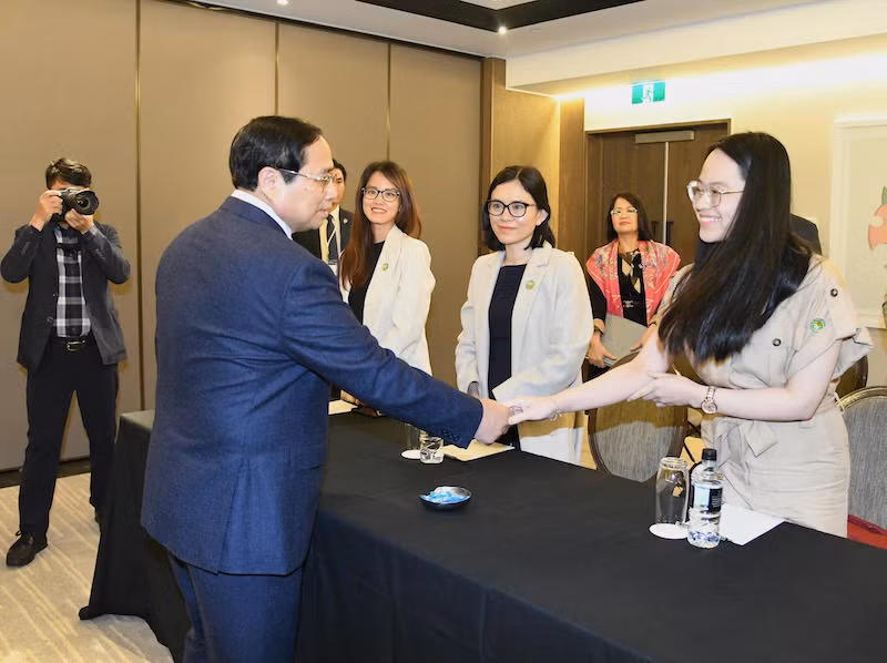 Thủ tướng Phạm Minh Chính bắt tay các thành viên nhóm VietTech NZ.