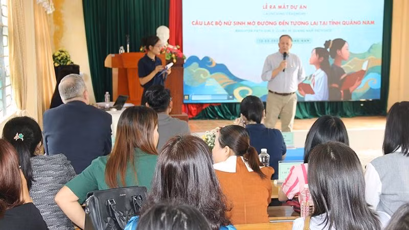 Quang cảnh lễ ra mắt Câu lạc bộ Nữ sinh mở đường đến tương lai tại Quảng Nam.