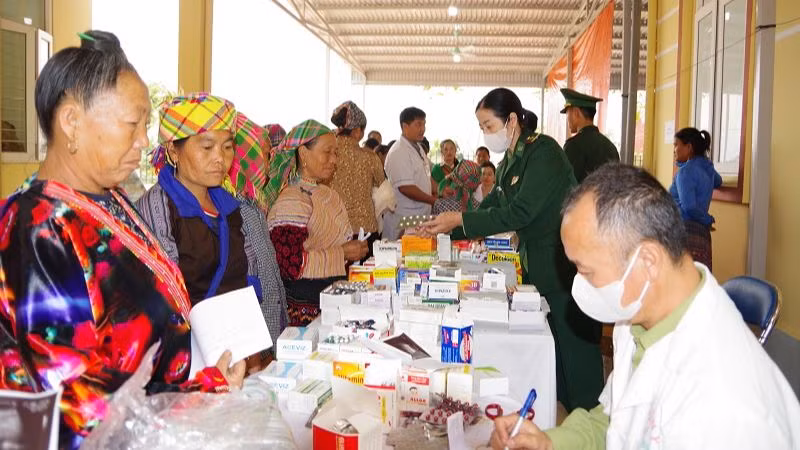 Cán bộ quân y Bộ đội Biên phòng tỉnh Điện Biên cấp thuốc miễn phí cho nhân dân xã Vàng Đán, huyện Nậm Pồ, tỉnh Điện Biên.