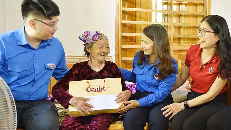 Các đại biểu thăm, tặng quà Mẹ Việt Nam Anh hùng Bùi Thị Xiếc, thị trấn Cửa Tùng, huyện Vĩnh Linh. 