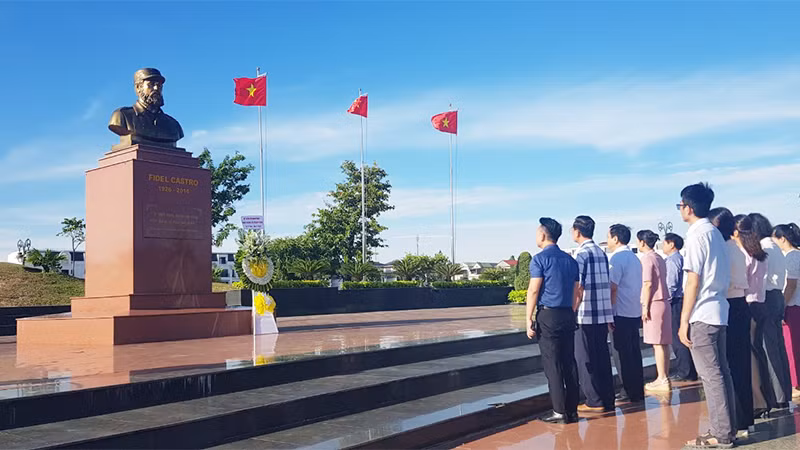 Trước tượng đài Fidel Castro, các đại biểu đã dâng hoa và dành phút mặc niệm tưởng nhớ các chiến sĩ cách mạng hy sinh trong cuộc tấn công pháo đài Moncada - Cuba.