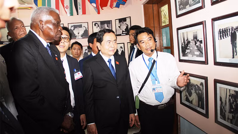 Chủ tịch Quốc hội Chính quyền nhân dân và Hội đồng Nhà nước Cuba Esteban Lazo Hernandez và Phó Chủ tịch Thường trực Quốc hội Trần Thanh Mẫn tham quan Khu di tích Trụ sở Chính phủ cách mạng lâm thời cộng hòa miền nam Việt Nam tại Cam Lộ.