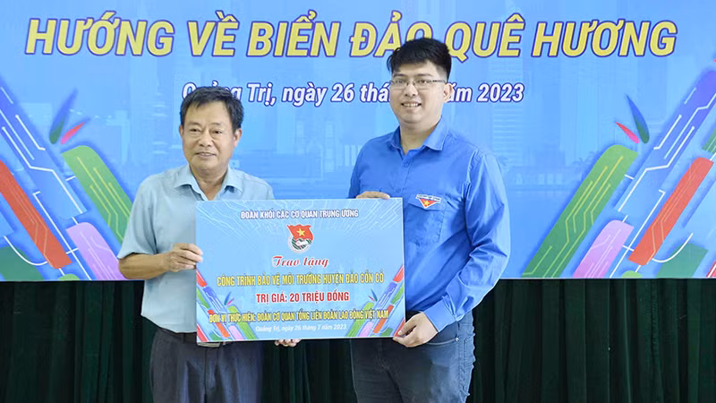 Ban tổ chức trao tặng công trình bảo vệ môi trường trị giá 20 triệu đồng cho huyện đảo Cồn Cỏ.