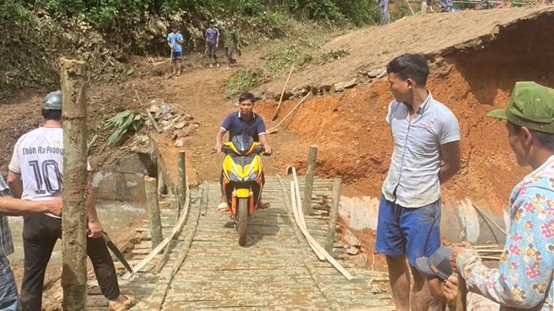 Giao thông qua đoạn sạt lở trên được khắc phục tạm thời.