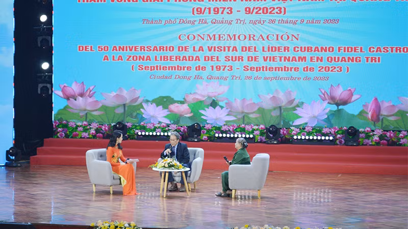 Giao lưu các nhân chứng tại buổi lễ kỷ niệm.