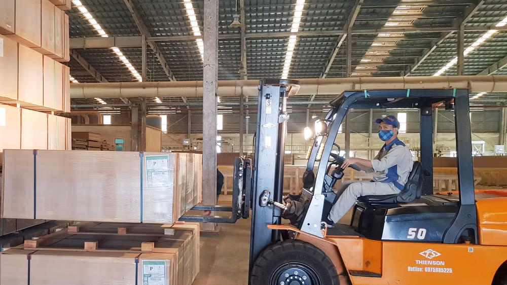 Công nhân chuyển sản phẩm gỗ vừa sản xuất đến địa điểm giao khách hàng.