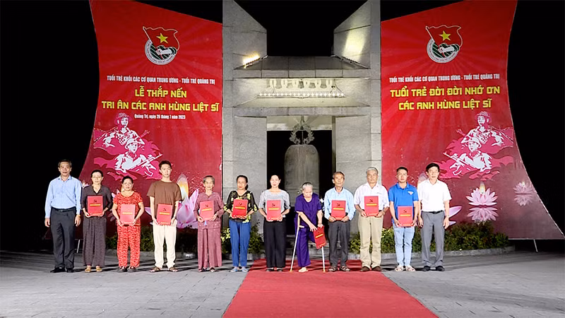 Ban tổ chức trao quà hỗ trợ gia đình chính sách.