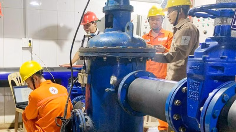 Công nhân, kỹ sư của Công ty đang kiểm tra an toàn, sẵn sàng đáp ứng công suất vận hành nhà máy trong trong mùa mưa bão sắp đến.