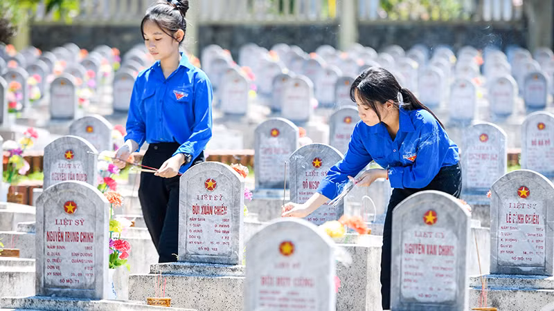 Tuổi trẻ Quảng Trị dâng hương ở nghĩa trang liệt sĩ.