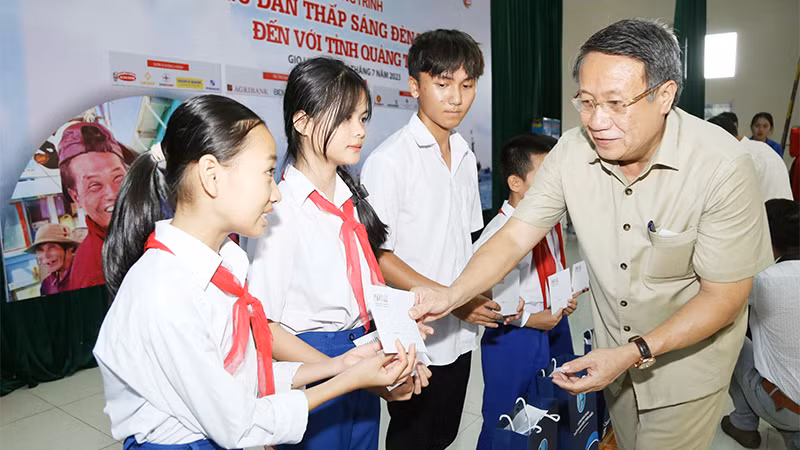 Phó Chủ tịch Thường trực Ủy ban nhân dân tỉnh Quảng Trị Hà Sỹ Đồng trao học bổng cho học sinh con em ngư dân.