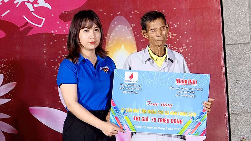 Đại diện Đoàn Thanh niên Báo Nhân Dân tặng 1 trong 2 căn nhà nhân ái cho gia đình cựu thanh niên xung phong.