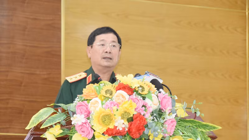Thứ trưởng Quốc phòng, Thượng tướng, tiến sĩ Lê Huy Vịnh phát biểu khai mạc hội thảo. Thứ trưởng Quốc phòng, Thượng tướng, tiến sĩ Lê Huy Vịnh phát biểu khai mạc hội thảo.