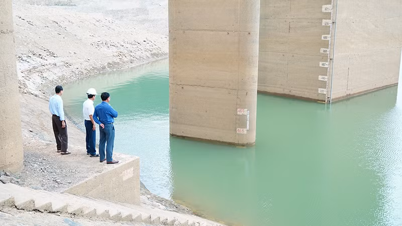 Lãnh đạo Công ty kiểm tra mực nước trong lòng hồ thủy điện Quảng Trị để có phương án điều tiết thích hợp.