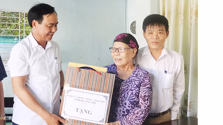 Đồng chí Võ Văn Hưng thăm, tặng quà thương binh Lê Thị Ánh.